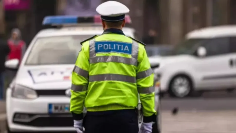 Poliţist lovit de doi tineri în timpul unei intervenţii
