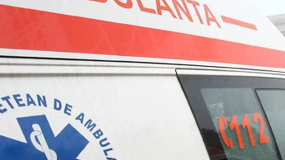 Fetiță de doi ani, transportată de urgență la spital după ce a căzut de la balconul unui bloc din Mediaș
