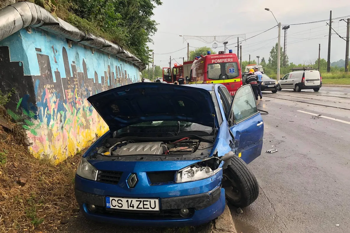 Circulație îngreuiată pe Calea Timișoarei din Reșița, în zona Triaj FOTO