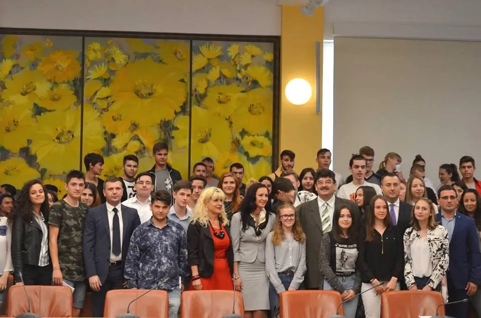 Natalia Intotero la masă cu elevii cărășeni FOTO