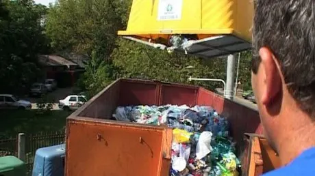 Prea multe gunoaie în fața școlii din Mehadia VIDEO