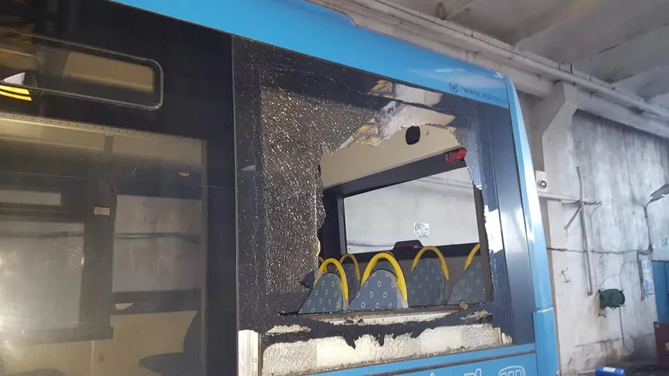 Încă un autobuz al TUR luat la țintă