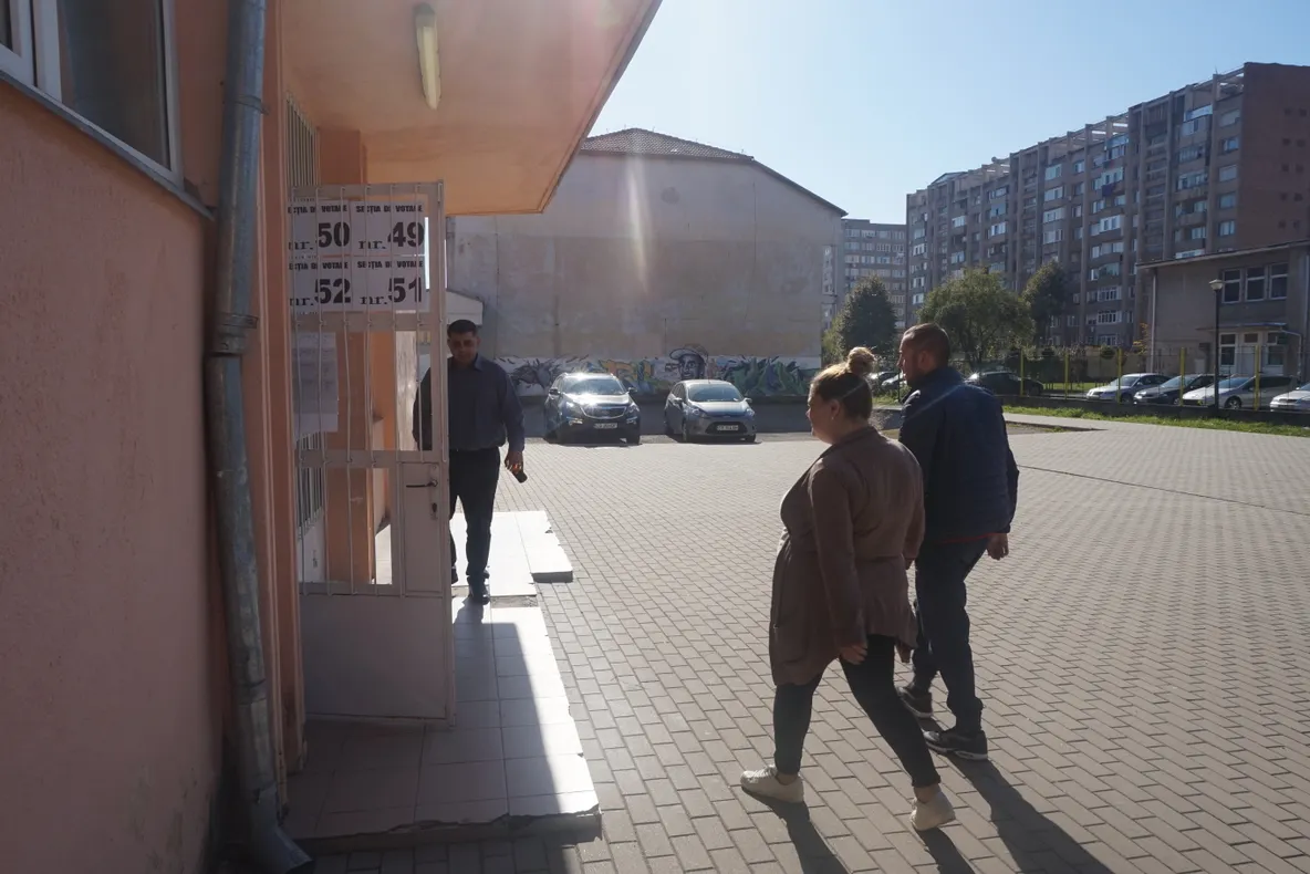 Cărășenii s-au grăbit să voteze, județul printre primele pe țară la prezența la vot VIDEO