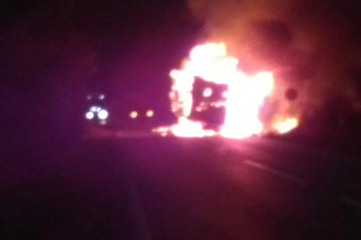 Un TIR încărcat cu ceai a luat foc pe Dealul Ciregău FOTO