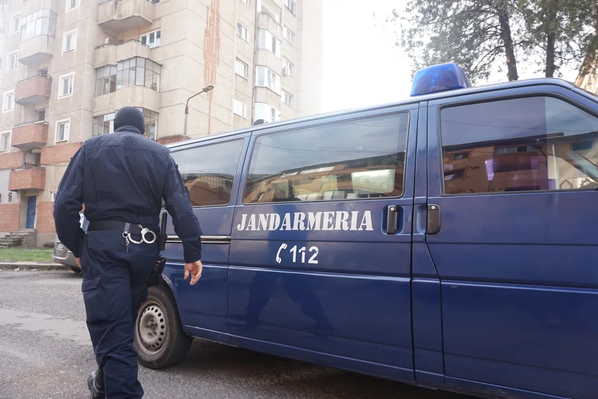 Zeci de percheziţii la un grup de traficanţi de droguri din Gorj