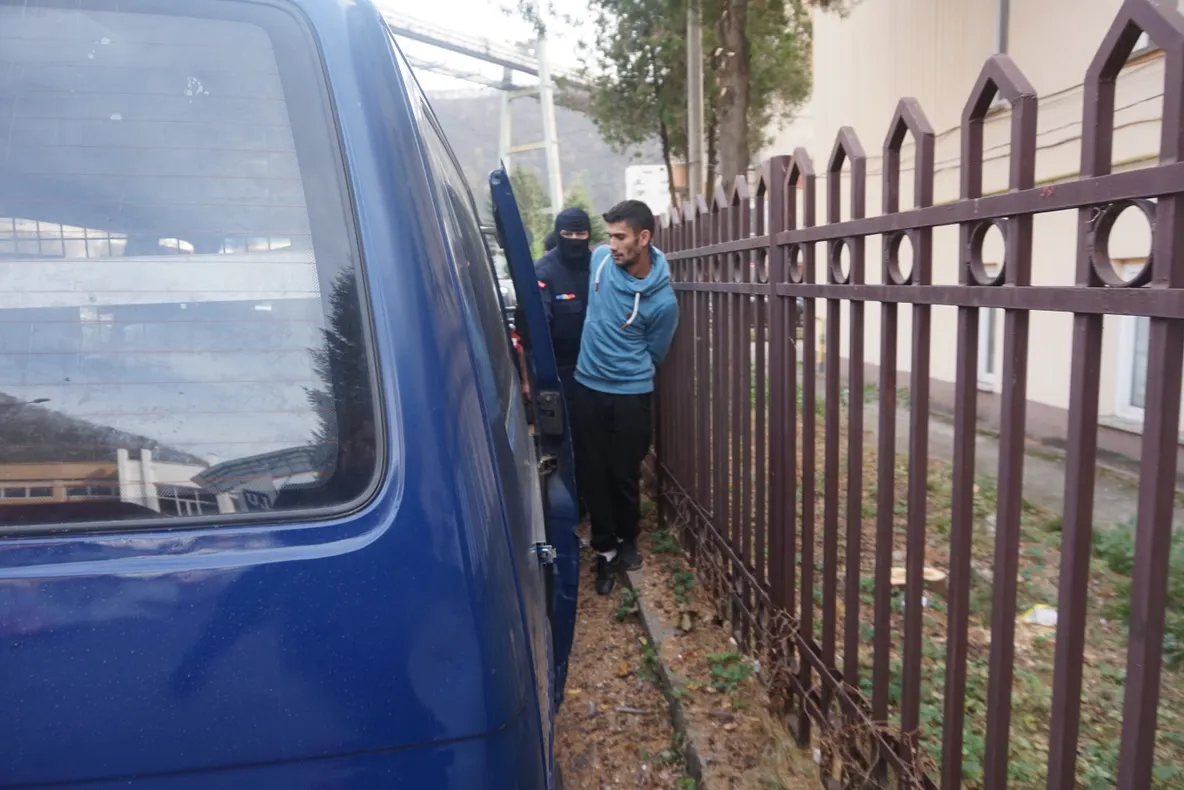 Operațiunea "Shanghai" a destructurat o rețea de traficanți de etnobotanice din Caransebeș FOTO VIDEO