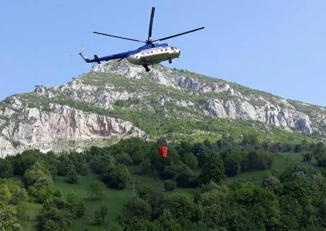 Incendiu în Semenic, pompierii au cerut un elicopter al MAI pentru a ajuta la stingere FOTO