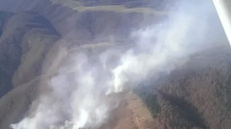 După 15 misiuni ale elicopterului din aer și a zeci de pompieri la sol, incendiul de pe Semenic a fost stins