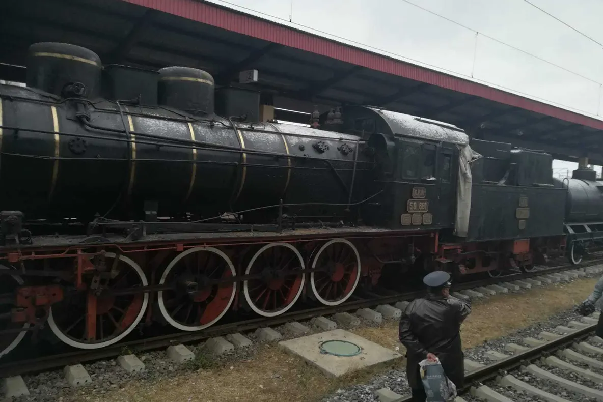 Un tren construit în urmă cu 100 de ani a fost expus în Gara CFR Galaţi GALERIE FOTO