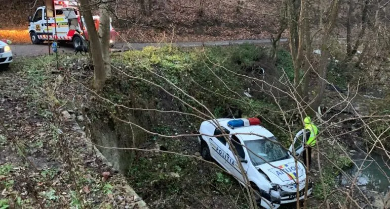 Mașina Poliției a ajuns în râpă, polițiștii erau în misiune VIDEO