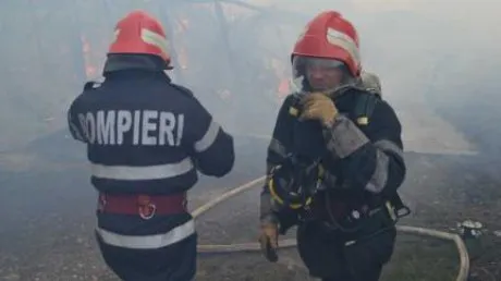 Incendiu puternic la o garsonieră de pe Strada Căminelor, o persoană intoxicată cu monoxid de carbon