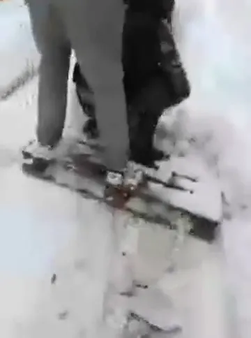 Deszăpezire cu europaleți la Băile Herculane, oamenii înjură autoritățile care i-au uitat VIDEO