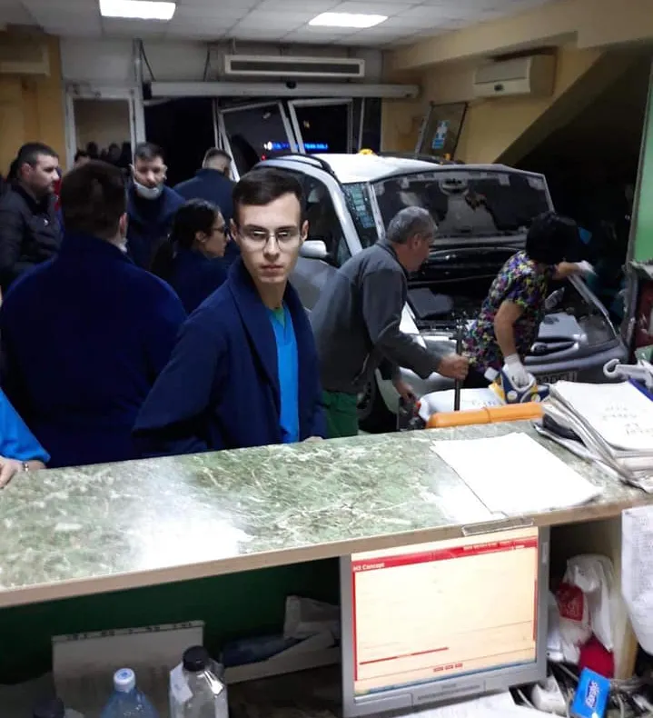 Panică la Craiova. Un cărășean a intrat cu maşina prin uşile spitalului de Urgenţă