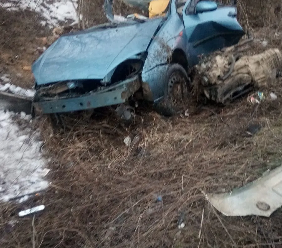 Plan roșu de intervenție după ce un autoturism a intrat într-un autocar la Buchin FOTO-VIDEO
