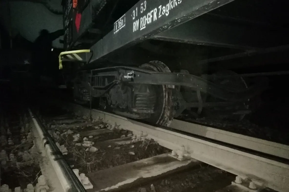 Tren de marfă a deraiat în județul Mehedinți, circulația pe magistrala 900, care tranzitează și Caraș-Severinul, paralizată