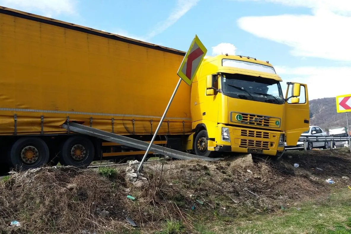Accident pe DN 6, circulație îngreuiată FOTO