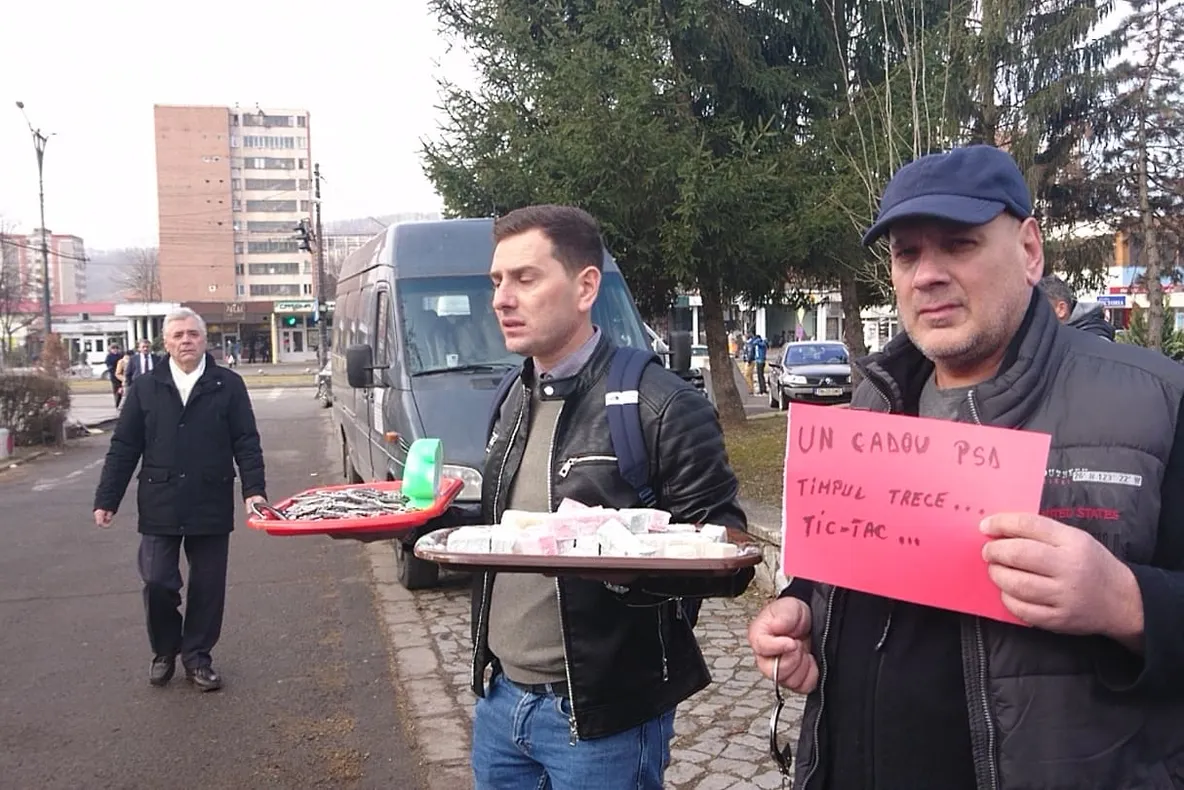 Liviu Dragnea a fost așteptat cu huiduieli, cătușe și o tavă cu rahat turcesc la Reșița VIDEO