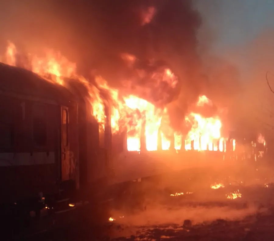 ALERTĂ! Flăcări uriașe în gara Oravița, mai multe vagoane au luat foc VIDEO