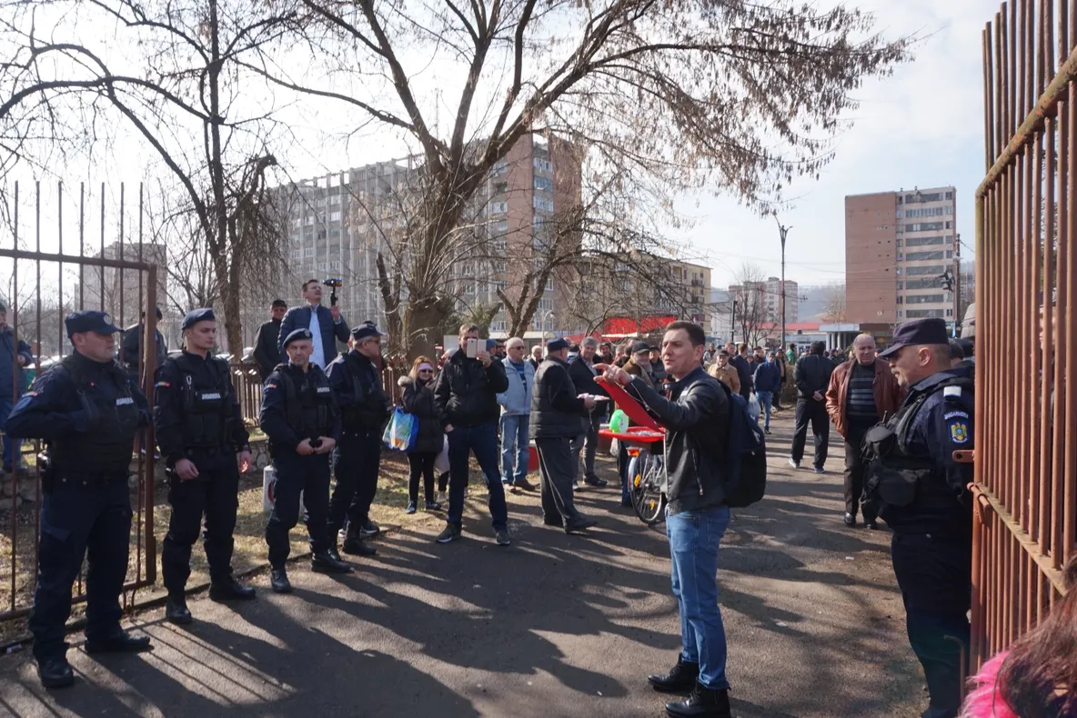 Mihai Tudose îl miștocărește pe Dragnea: Se ascunde după jandarmi!