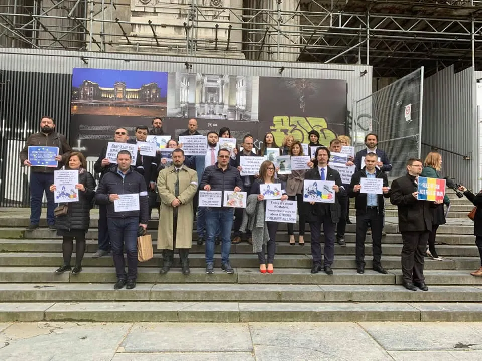 30 de magistrați din România au protestat pe treptele Palatului de Justiție din Bruxelles