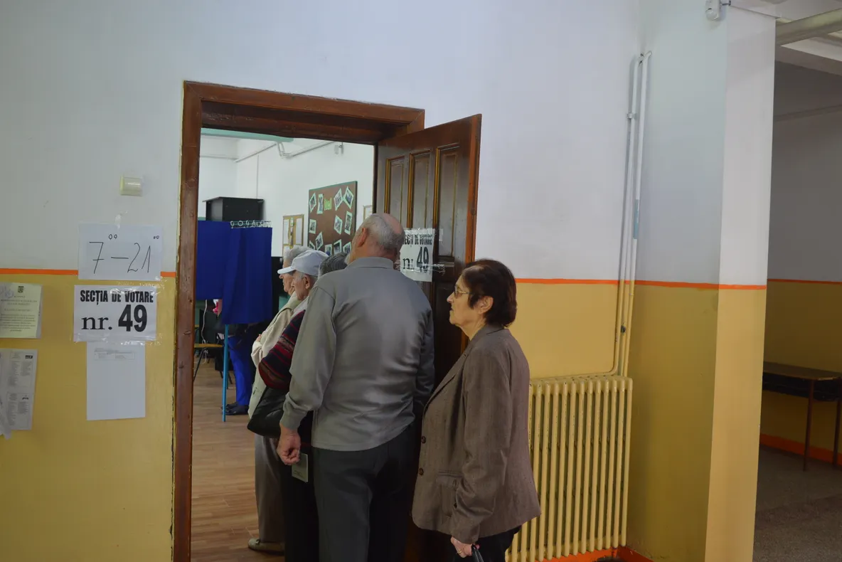La Reșița se stă la coadă pentru a vota VIDEO