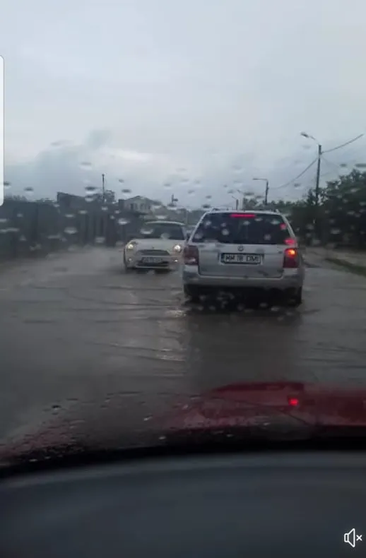VIDEO Inundații la Bocșa, circulația oprită pe DN 58B