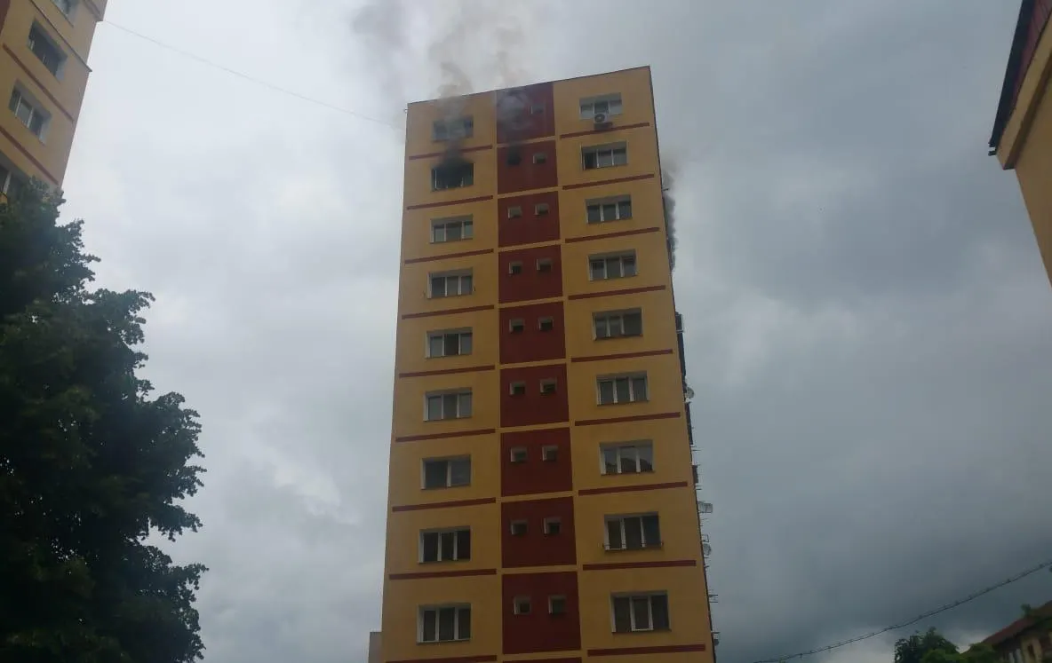 Incendiu ce se manifestă violent la un bloc din Reșița FOTO