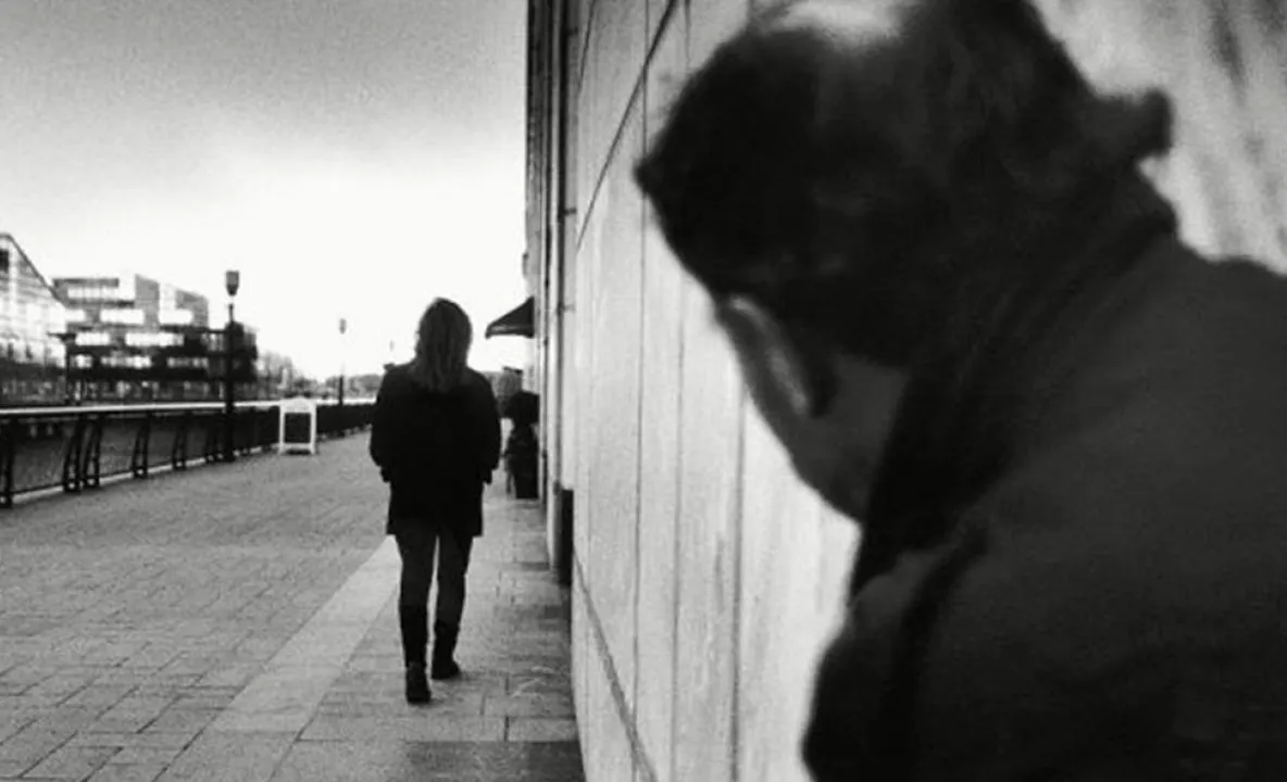 Polițiștii reșițeni au prins hoțul fix când ieșea pe geam, cu cagula pe față