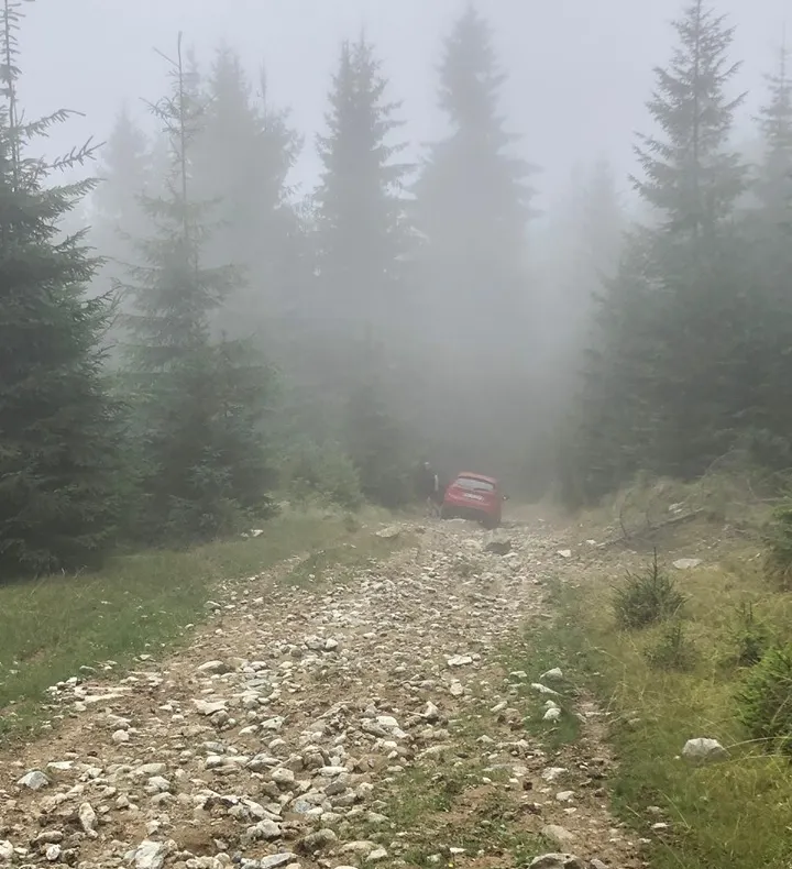 Bărbat rătăcit cu mașina pe Muntele Mic după ce GPS-ul l-a îndrumat greșit