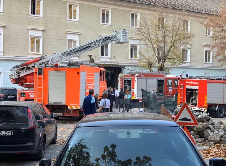 Incendiu la un hotel din centrul istoric al stațiunii Băile Herculane FOTO