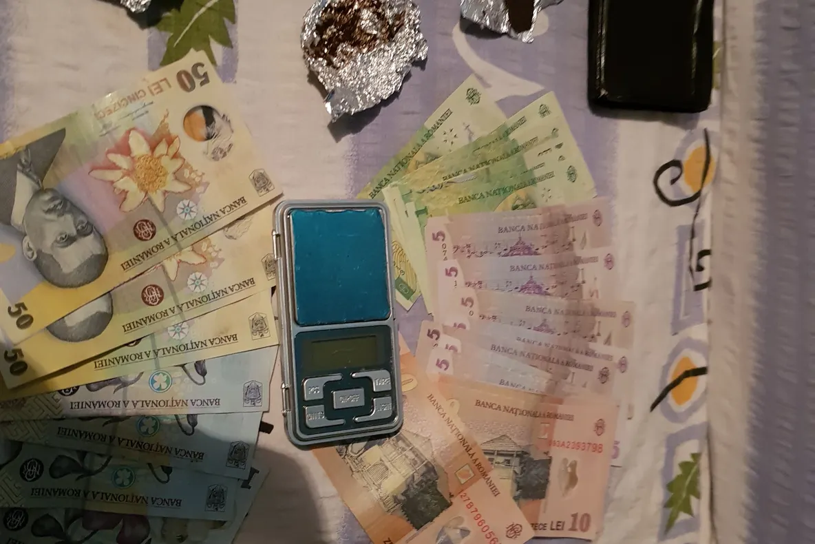 Percheziții la Bocșa, procurorii DIICOT au destructurat o rețea de traficanți de droguri