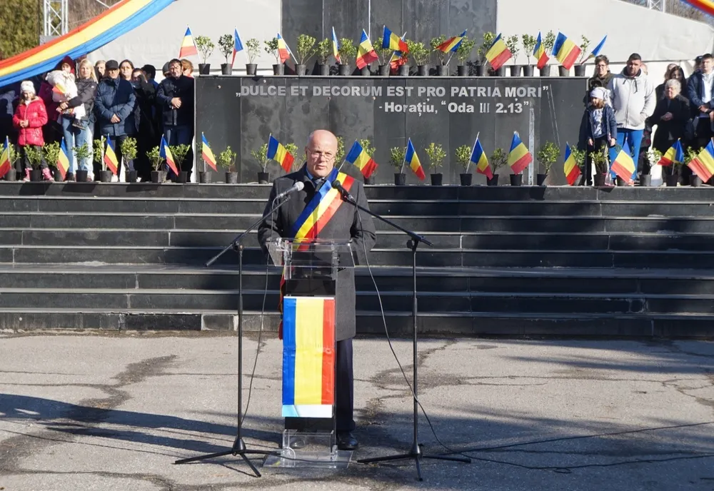 Mesaj de 1 Decembrie: ”Romania, eu sunt fetita care si-a privit sora cum impacheteaza si pleaca departe. Si imi e atat de dor de ea...”