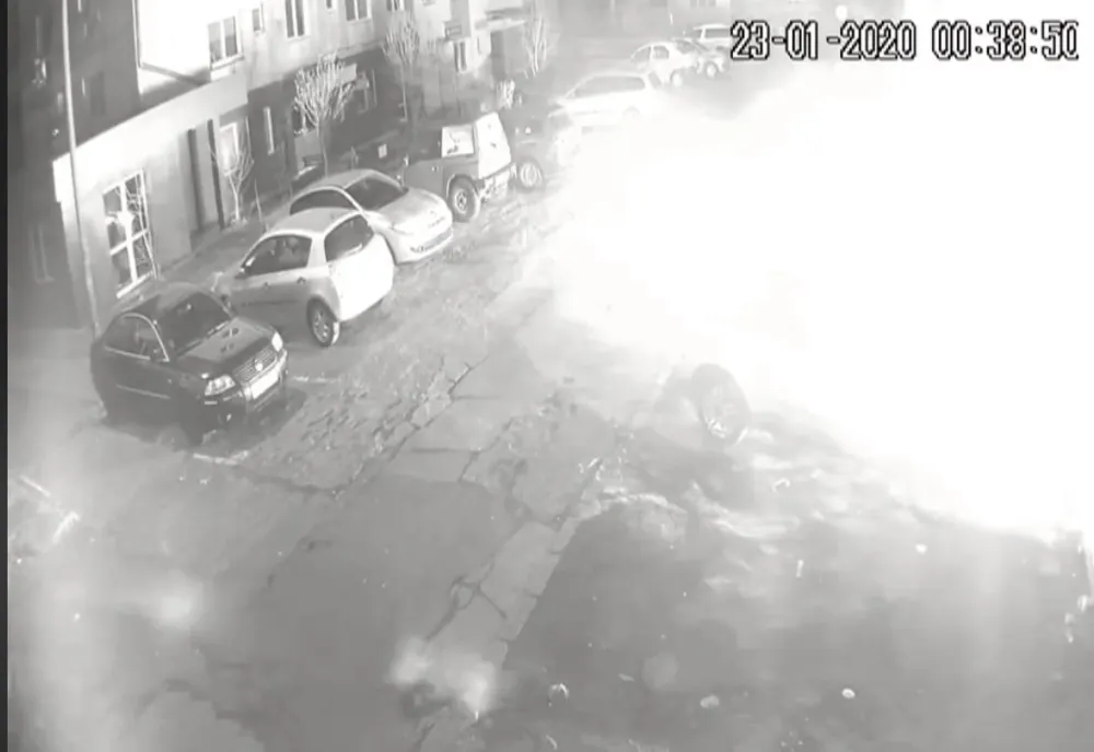 Au apărut imagini cu mașina polițistului de la Rutieră incendiată VIDEO