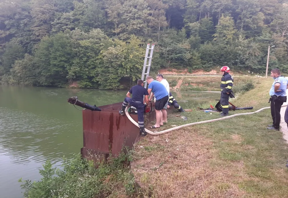 Operațiune dramatică de salvare: un om a căzut într-un colector metalic adânc, plin de apă. Video