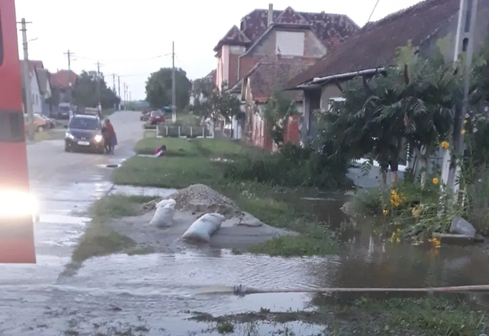Urmările unui cod roșu de precipitații și vreme severă în județul Caraș-Severin