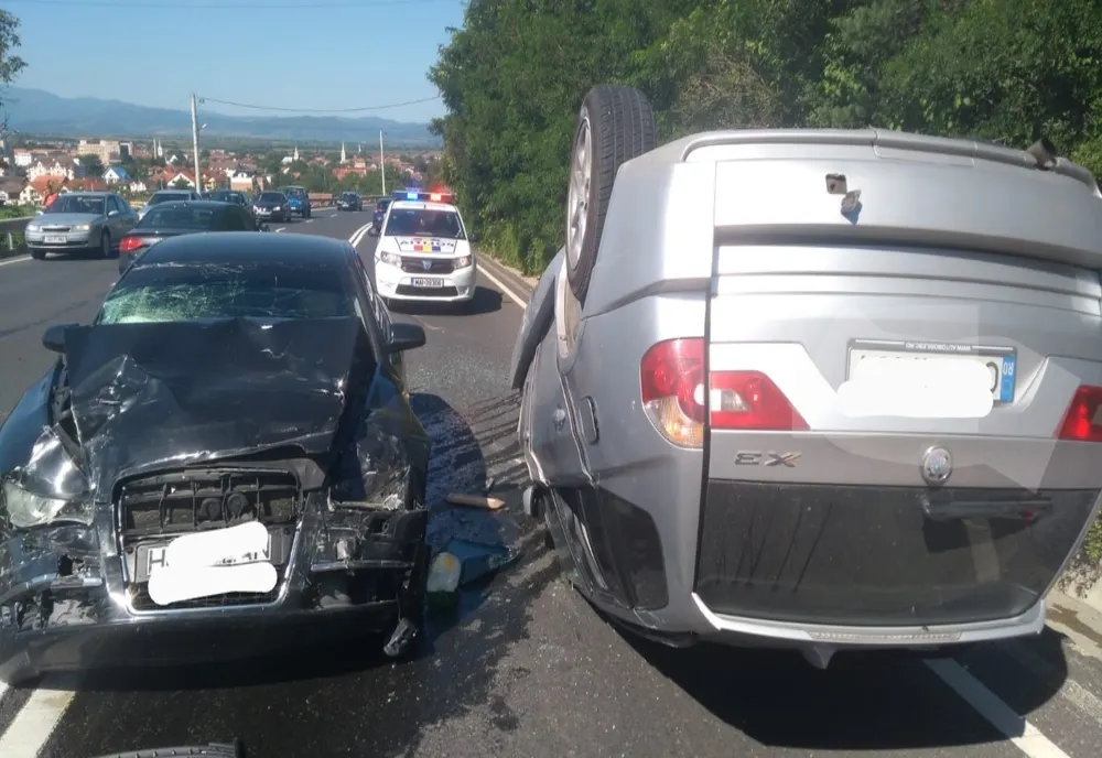 O mașină condusă de un cărășan a ajuns cu roțile în sus pe Dealul Hațegului