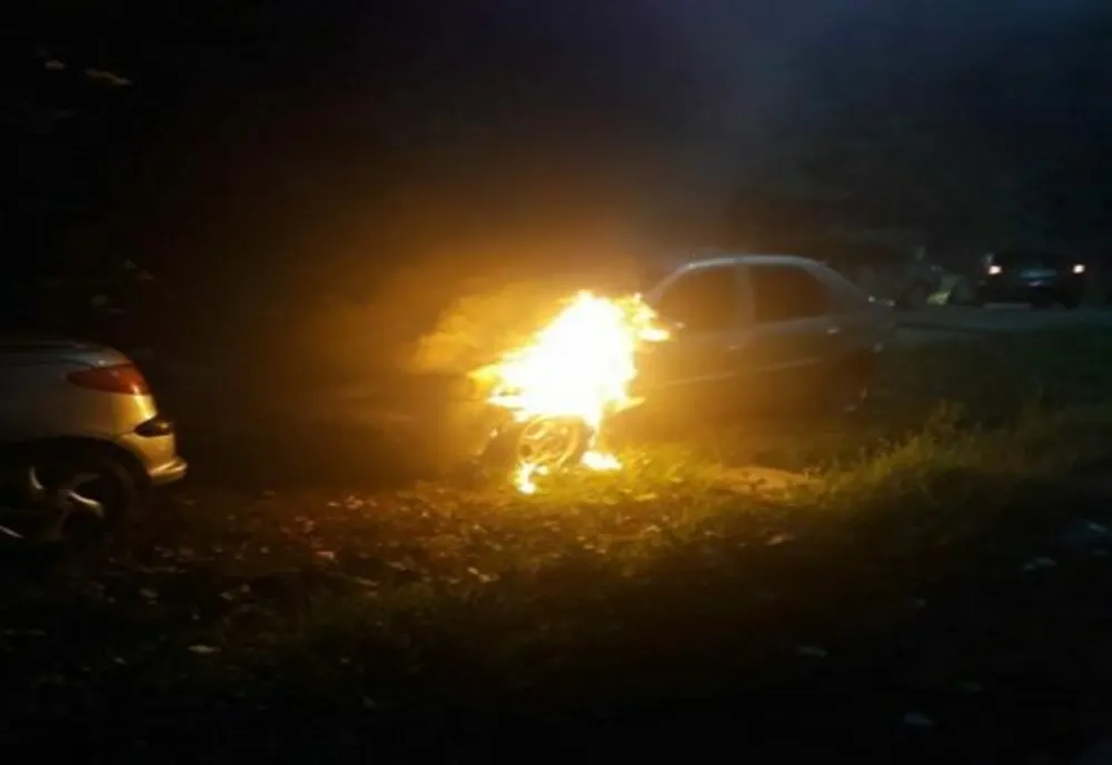 O mașină a ars ca o torță într-o parcare.  Se pare că i s-a dat foc intenționat