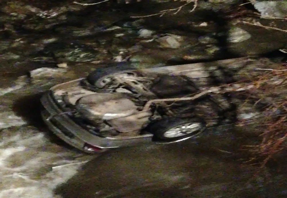Accident pe o șosea din Caraș-Severin, mașină răsturnată în apă