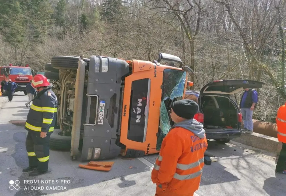 Camion răsturnat peste un autoturism