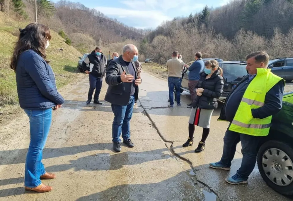 Încep lucrările la un important drum județean. Șoseaua va fi refăcută din bani europeni