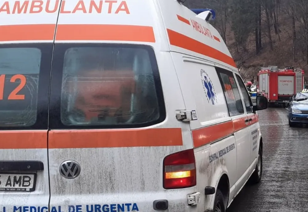 O mașină s-a ciocnit cu un TIR, la Zăgujeni