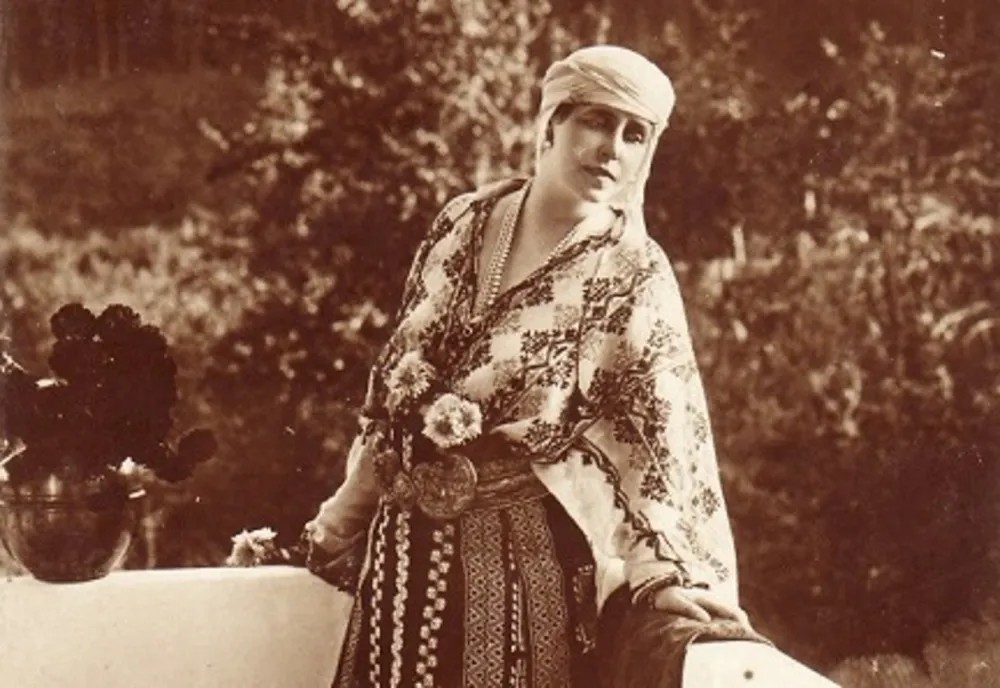 Ia românească, vernisaj dedicat reginei
