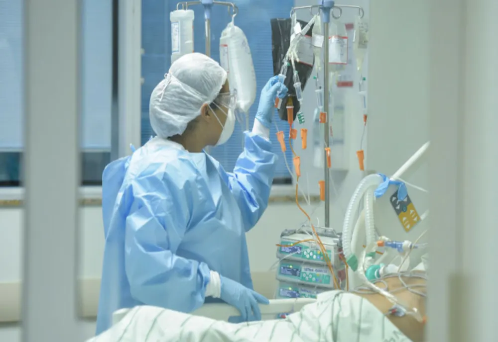 STUDIU: Rata de pozitivare a crescut de 3 ori față de luna august - Numărul real al celor infectați COVID-19 pe zi în România: peste 25.000