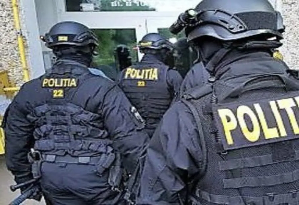 Fetiță de 14 ani, expolatată de proxeneți. Percheziții în dosar