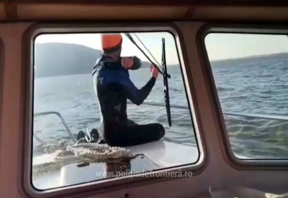 Practicant de kite-surfing, salvat din apele Dunării