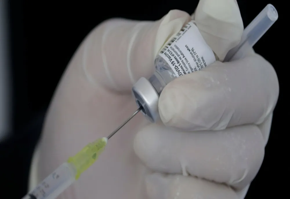 Doi medici şi cinci asistenţi din Caraș-Severin, reținuți în dosarul vaccinărilor false