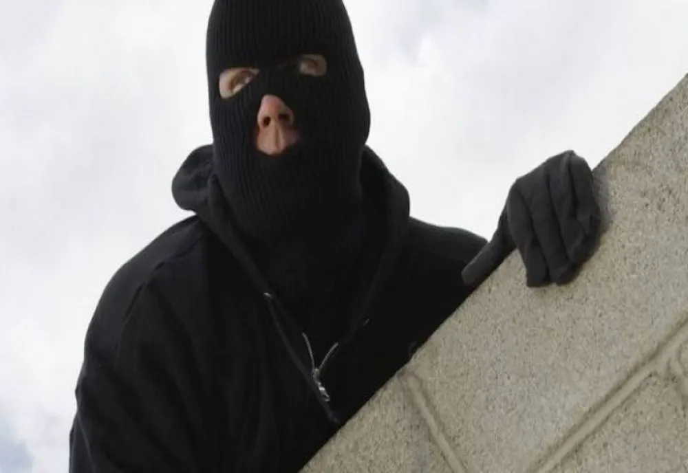 A furat bani, un card și un pistol
