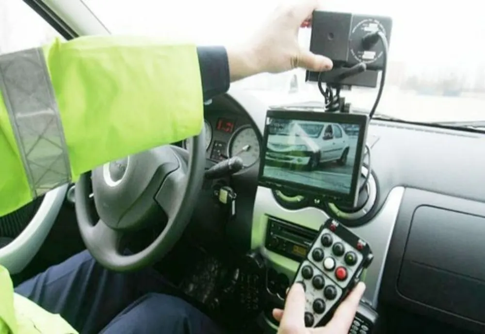 Controale pe șoselele din Caraș-Severin. Șoferii vitezomani, sancționați de polițiști