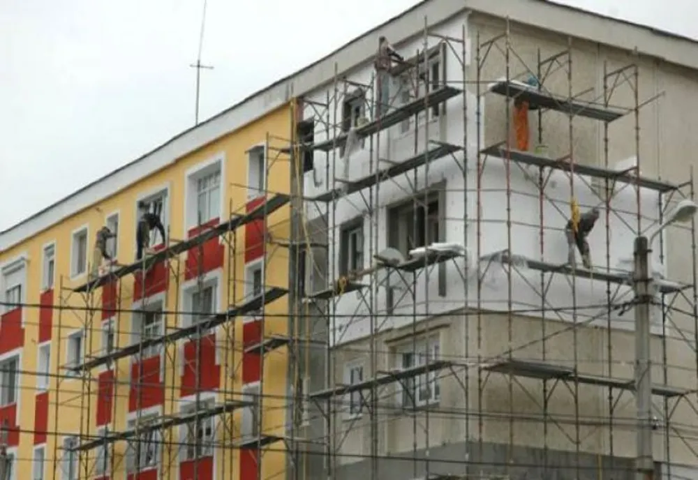 Primăria Reșița rescoate la licitație reabilitarea blocurilor la care lucrările au fost sistate