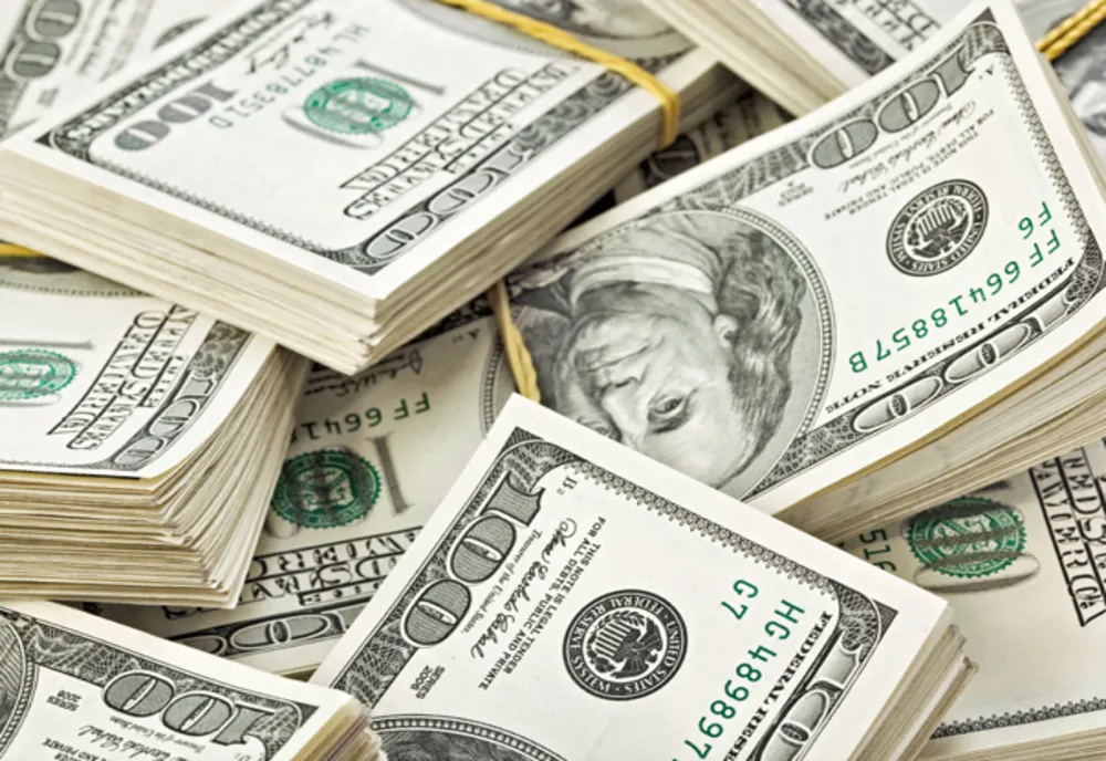 Dolarul american, mai scump ca euro. Care vor fi efectele asupra economiei Românești